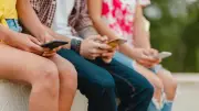 Interdiction des réseaux sociaux aux moins de 15 ans adoptée par le Parlement