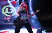 Jennifer Finch, bassiste de L7, décède à 59 ans d'un cancer du cerveau