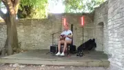 Jozef enchante les Jeudis de l'Été à Saint-Privat-de-Champclos