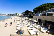 Juan-les-Pins : 72 transats à louer 20€ la journée sur la nouvelle plage en régie