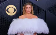 Kesha tente en vain de chasser un raton-laveur entré chez elle