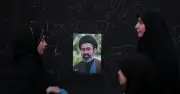 Khamenei menace de vengeance après la mort de son père