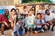 Kilian Alaari remet un disque d'or aux écoliers de Valbonne