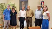 Kléber Mesquida en visite à Claret pour des projets locaux