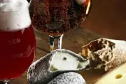 La bière s'invite à table : tendance et accords mets-bière
