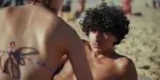 La chaleur de l'adolescence : un vent qui se lève sur la plage