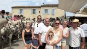 La fête de hameau à Gallician attire une famille de touristes picards