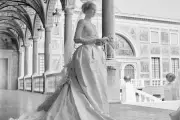 La robe de mariée de Grace Kelly, 70 ans après, fascine toujours