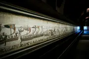 La tapisserie de Bayeux arrive à Londres sous escorte