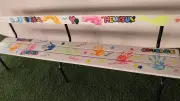 L'ALSH Primaire de Sauvian inaugure un banc de l'amitié coloré