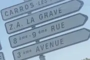 Lapsus sur un panneau à Carros : « Les Plages » au lieu de « Les Plans »