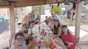 Le fougasset en tournée à Saint-Christol pour la fête votive