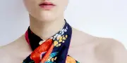 Le foulard en soie, l'accessoire caméléon de l'été
