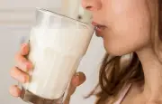 Le lait, meilleur que l'eau pour s'hydrater ? Ce que disent les études