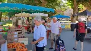 Le marché dominical anime l'allée du Parc à Saint-Jean-du-Bruel
