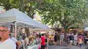 Le marché nocturne anime Sommières chaque mercredi jusqu'au 26 août