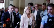 Le Pen condamnée mais candidate : l'étranger s'inquiète