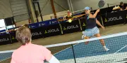 Le pickleball, jeu de raquette intergénérationnel, conquiert la France