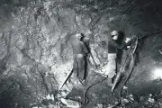 Les Gueules Rouges : conditions de travail dantesques dans les mines de bauxite du Var