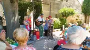Les Utopistes jouent « Les Cris de l’Amour » dans le Vieux Village des Angles