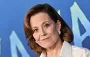 Légion d'honneur : Jodie Foster, George Lucas et Sigourney Weaver décorés à l'Élysée