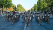 Légionnaires du 1er Reg prêts pour le défilé du 14 juillet sur les Champs-Élysées