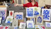Linogravures poétiques de Pauline Chappet au marché d'Uzès