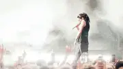 Lorde enchante les arènes de Nîmes avec un show électropop spectaculaire