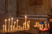 À Lourdes, des cierges vendus au kilo choquent les visiteurs