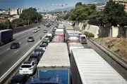 Lundi noir sur l'A8 : motard tué, barrière forcée, trafic paralysé
