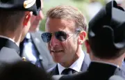 Macron défend le budget militaire devant les armées