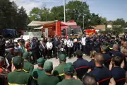 Macron répond aux critiques RN/LFI sur les Canadair