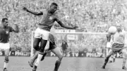 Maillot de Pelé de 1958 vendu 4,9 millions de dollars aux enchères