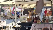 Marché artisanal nocturne sur le port de Marseillan chaque jeudi