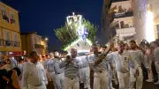 Marée humaine pour la procession nocturne de Saint Pierre à Sète