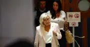 Marine Le Pen condamnée à un bracelet électronique, maintient sa candidature