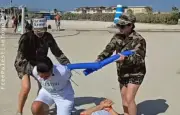 Marseille : une mise en scène polémique sur une plage dénonce l'apartheid israélien