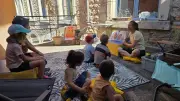 Mathilde enchante les enfants avec des lectures estivales à la bibliothèque