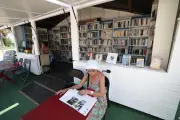 Menton réinstalle son chalet de lecture sur la plage pour l'été