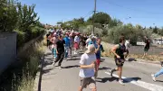 Meynes : foule déguisée pour l'abrivado et l'apéritif