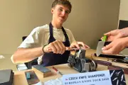 Michael Schier, 24 ans, relance l'art de l'affûtage de couteaux dans le Var