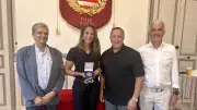 Émilie Sonvinco reçoit la médaille de la ville d'Uzès