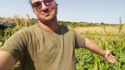 Émilien Raynaud ouvre sa ferme bio au public à Alignan-du-Vent