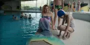 « Miss Mermaid » : la comédie aquatique d’Aloïse Sauvage entre absurdité et poésie