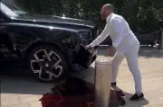 Monaco : une Rolls-Royce s'empale sur un poteau place du Casino