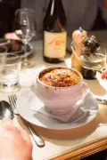 À Montmartre, une soupe à l’oignon très parisienne pour les nuits d’hiver