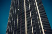 Morceaux de verre tombés de la tour Montparnasse : l'inquiétude grandit