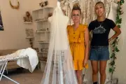À Mougins, une couturière crée 25 robes de mariée sur mesure par an