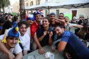 À Nice, supporters des Bleus et hommage aux victimes du 14-Juillet cohabitent