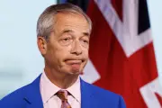 Nigel Farage démissionne, un candidat à tête de poubelle face à lui